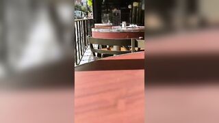 Aperitivo esibizionista senza mutandine