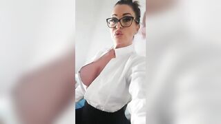 Luana Borgia in versione segretaria sexy