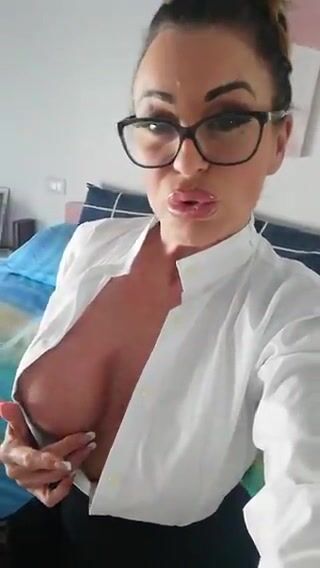 Luana Borgia in versione segretaria sexy
