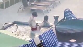 Amatoriale italiano - Coppia scopa in piscina al resort