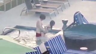 Amatoriale italiano - Coppia scopa in piscina al resort