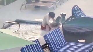 Amatoriale italiano - Coppia scopa in piscina al resort