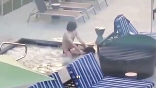 Amatoriale italiano - Coppia scopa in piscina al resort