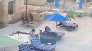 Amatoriale italiano - Coppia scopa in piscina al resort