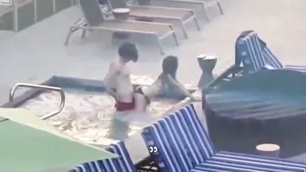 Amatoriale italiano - Coppia scopa in piscina al resort