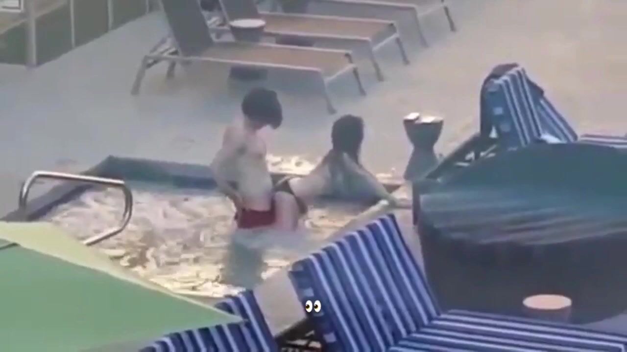 Amatoriale italiano - Coppia scopa in piscina al resort