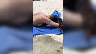 Sexy fidanzata al mare in spiaggia