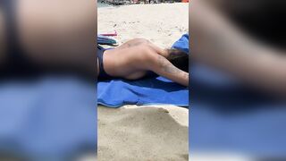 Sexy fidanzata al mare in spiaggia
