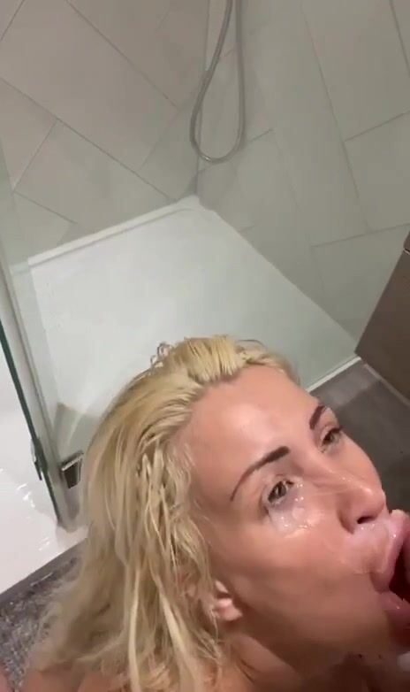 Fidanzata zoccola si fa sborrare in faccia
