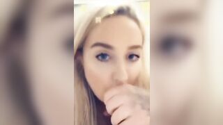 Giovane bionda pompinara ci sa fare di bocca