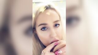 Giovane bionda pompinara ci sa fare di bocca