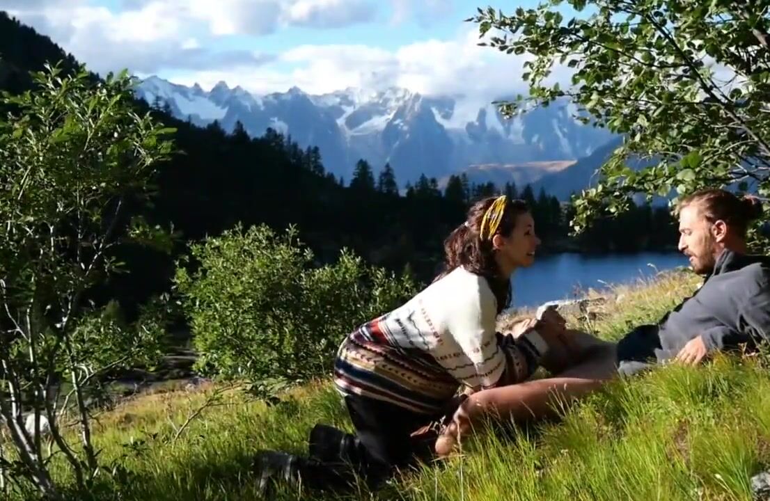 Coppia italiana in uno splendido pompino in montagna