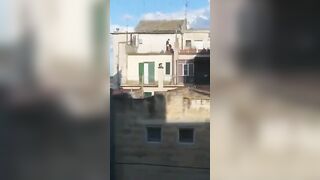 Vicina di casa becca coppia scopare sul balcone