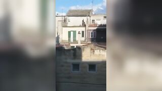Vicina di casa becca coppia scopare sul balcone