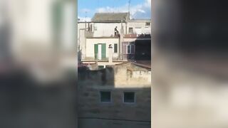 Vicina di casa becca coppia scopare sul balcone