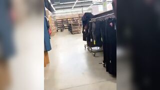 Esibizionista al centro commerciale con plug anale