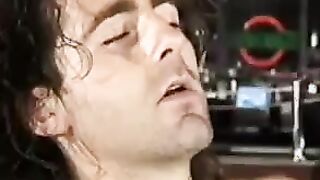 EVA HENGER scopata in locale notturno da capellone