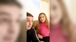 Al tre esce le tette