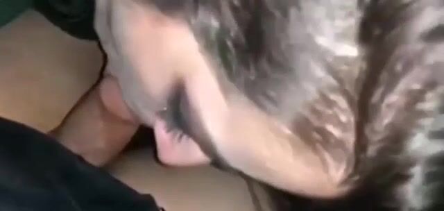 Giovane fidanzata fa un bel pompino in macchiana al suo ragazzo