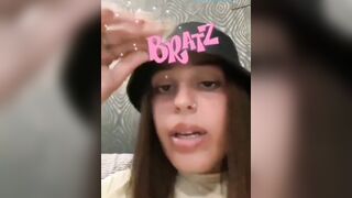 Cosa volete vedere?Tette o culo? DAI CHIEDETE