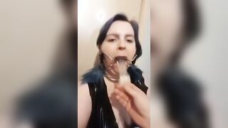 Fionda col preservativo pieno per la slave