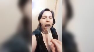 Fionda col preservativo pieno per la slave