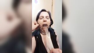 Fionda col preservativo pieno per la slave