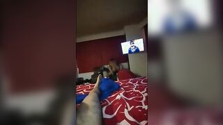 Cornuto invita amico a casa e gli fa scopare la moglie