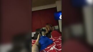 Cornuto invita amico a casa e gli fa scopare la moglie