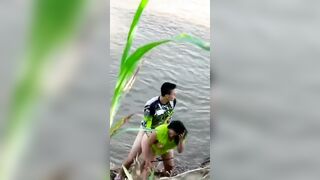 Coppia beccasta a scopare al lago