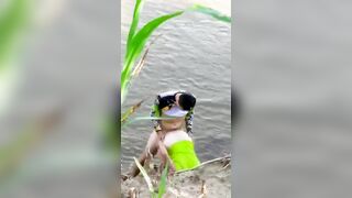 Coppia beccasta a scopare al lago