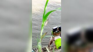 Coppia beccasta a scopare al lago