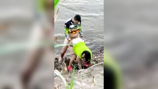 Coppia beccasta a scopare al lago