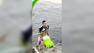 Coppia beccasta a scopare al lago