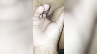 Amico di mio marito mi tocca la fica