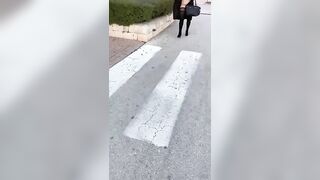 Esibizionista italiana nuda fuori dal centro commerciale