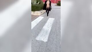 Esibizionista italiana nuda fuori dal centro commerciale