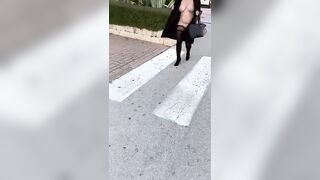 Esibizionista italiana nuda fuori dal centro commerciale