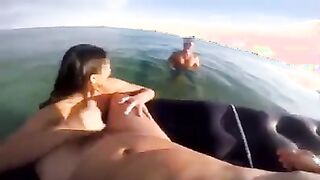 Fidanzata italiana spompina fidanzato e sconosciuti al mare