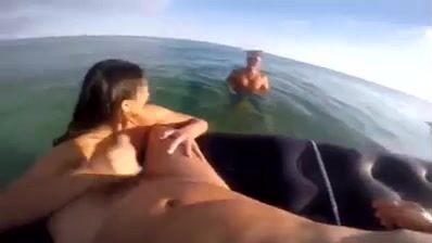 Fidanzata italiana spompina fidanzato e sconosciuti al mare