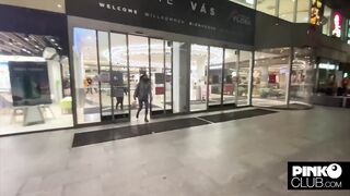 Martina Smeraldi scopata da nero nel camerino del negozio