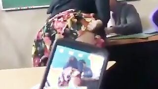 Fa vedere il culo alla classe mentre parla col professore