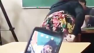 Fa vedere il culo alla classe mentre parla col professore