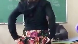 Fa vedere il culo alla classe mentre parla col professore