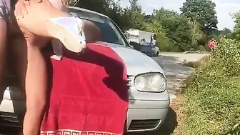 Fidanzati italiani fanno sesso in strada sul cofano dell'auto