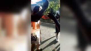 Ragazza italiana nuda per la città arrapando la gente