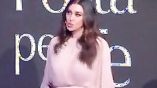 Belen sballonzola le tette in Tv