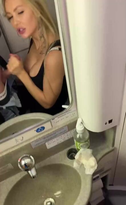 Bocchino nel bagno dell'aereo Milf bionda tettona