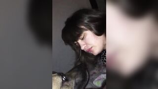 Come le piace segare il cazzo e ingoiare quando sborra