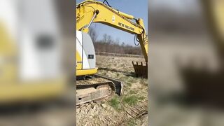 Milf italiana si masturba in cantiere e fa una pompa a operaio guardone